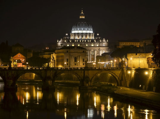 nächtlicher Tiber mit Petersdom