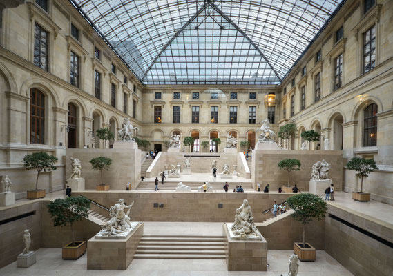 Louvre - durch die Glasscheibe