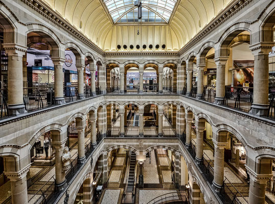 Magna Plaza - Shopping Mall in der ehemaligen Hauptpost