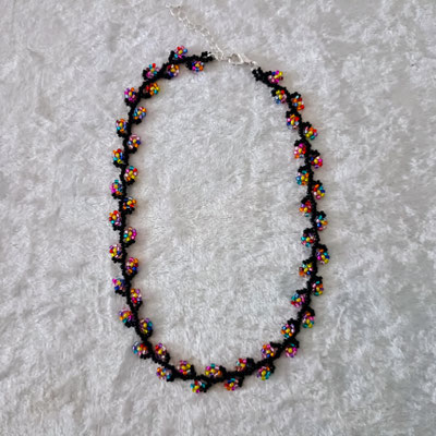 Blümchenkette schwarz-bunt 18€