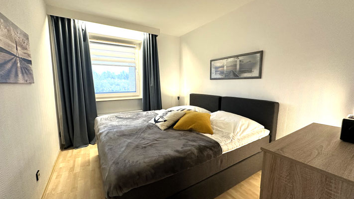Schlafzimmer 2 mit 2 Einzel-Boxspringbetten (zusammengestellt)