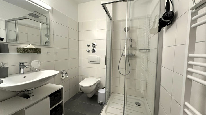 Modernes Duschbad