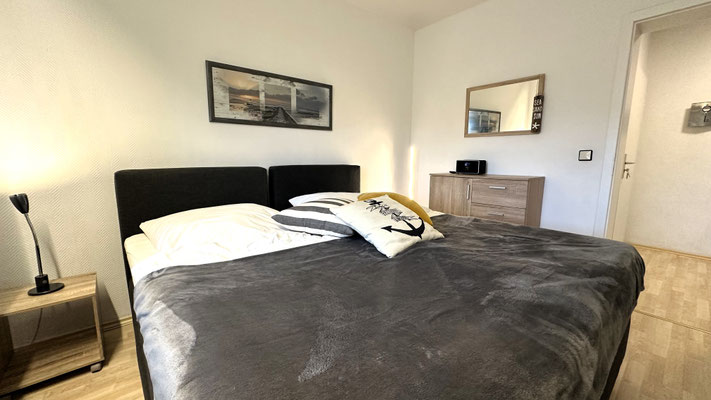 Schlafzimmer 2 mit 2 Einzel-Boxspringbetten (zusammengestellt)