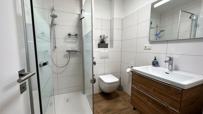 Modernes Duschbad/WC