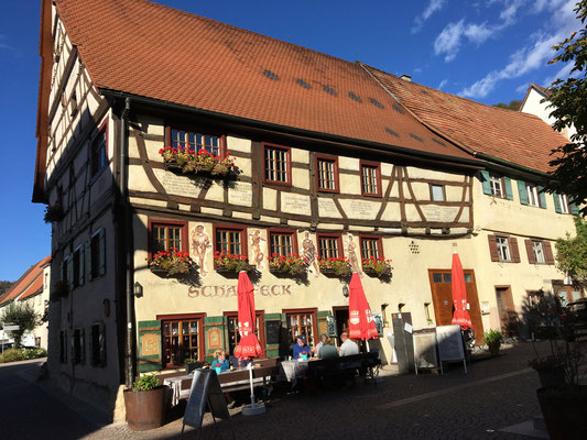Das "Scharf-Eck" ist eines der besterhaltenen Fachwerkhäuser. Seit etwa 1860 ist im Erdgeschoss eine Gaststube eingerichtet, die Kunstmaler Hans Bucher und Siegfried Kossack nach Motiven der Enzbergschen Forstgrenzkarte aus dem Jahr 1544 ausgemalt haben.