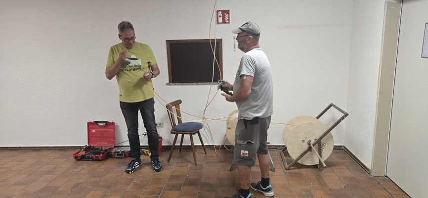 Nächster Schritt, zusammen im Kabelschrank