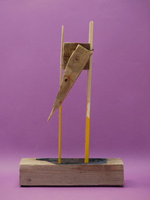 Vogel met gele poten 30x50x17cm 250,-