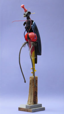 Insect in rood, blauw en geel 93x30x25cm 395,-