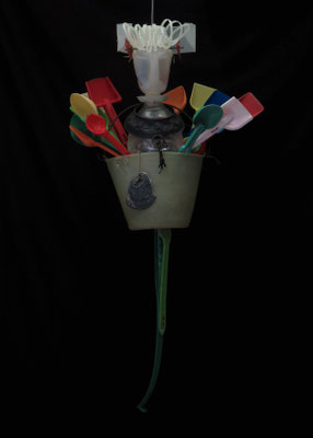 Vrouw met witte muts (buste) hangend) 115x60x40cm 650,- 