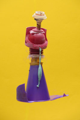 Vrouw met parasol 45x30x20cm 375,-