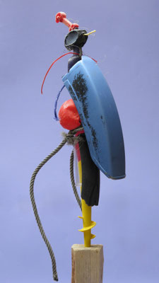 Insect in rood, blauw en geel 93x30x25cm 395,-