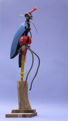 Insect in rood, blauw en geel 93x30x25cm 395,-