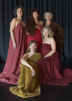 Foto 2 Alle fünf Frauen in Tüchern Hochformat
