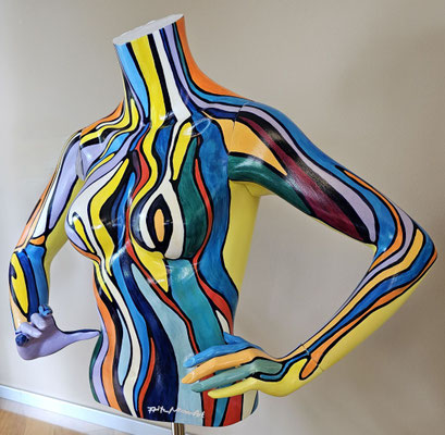 Kunstvoll gestaltete Skulpturen für STELLA MODA, wahlweise mit expressiver Bemalung oder edler Goldveredelung, in einem modernen Retail-Setting