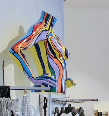 Kunstvoll gestaltete Skulpturen für STELLA MODA, wahlweise mit expressiver Bemalung oder edler Goldveredelung, in einem modernen Retail-Setting