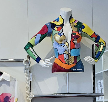Kunstvoll gestaltete Skulpturen für STELLA MODA, wahlweise mit expressiver Bemalung oder edler Goldveredelung, in einem modernen Retail-Setting