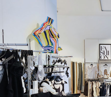 Kunstvoll gestaltete Skulpturen für STELLA MODA, wahlweise mit expressiver Bemalung oder edler Goldveredelung, in einem modernen Retail-Setting