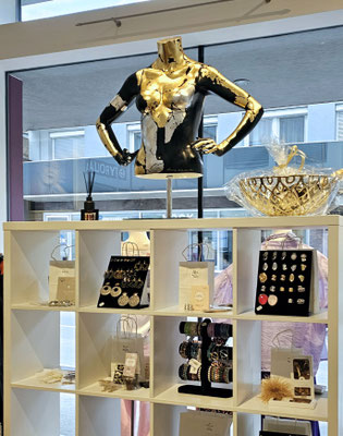 Kunstvoll gestaltete Skulpturen für STELLA MODA, wahlweise mit expressiver Bemalung oder edler Goldveredelung, in einem modernen Retail-Setting