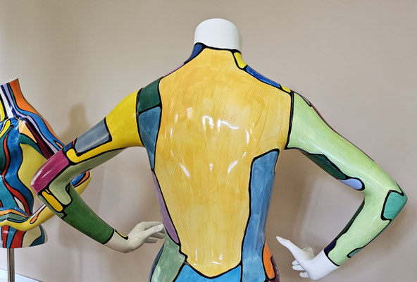 Kunstvoll gestaltete Skulpturen für STELLA MODA, wahlweise mit expressiver Bemalung oder edler Goldveredelung, in einem modernen Retail-Setting