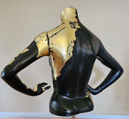 Kunstvoll gestaltete Skulpturen für STELLA MODA, wahlweise mit expressiver Bemalung oder edler Goldveredelung, in einem modernen Retail-Setting