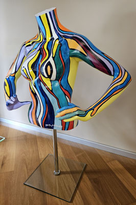 Kunstvoll gestaltete Skulpturen für STELLA MODA, wahlweise mit expressiver Bemalung oder edler Goldveredelung, in einem modernen Retail-Setting