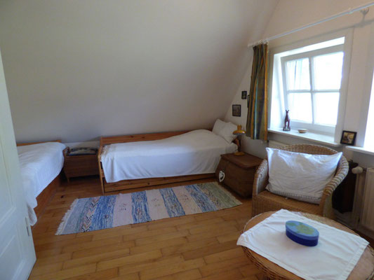 Kinderzimmer mit 3 Betten (Ausziehbett)