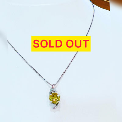 Ptスフェーン・ダイヤペンダント　S：1.22ct　D：00.06ct　縦：1.7cm　幅：7.2mm スライド式チェーン付　￥182,000（税込）