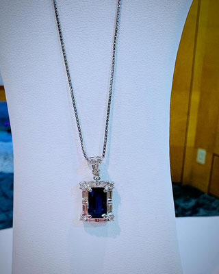 Ptサファイア・ダイヤペンダント（オクタゴンカット）　S：2.02ct　D：0.41ct　45cmスライド式チェーン付　￥395,000（税込）