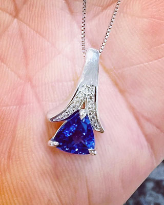 Ptタンザナイト・ダイヤペンンダント（トリリンアトカット）T：1.12ct　D：0.04ct　チェーン：45cmスライド式ベネチアン　￥128,000（税込）