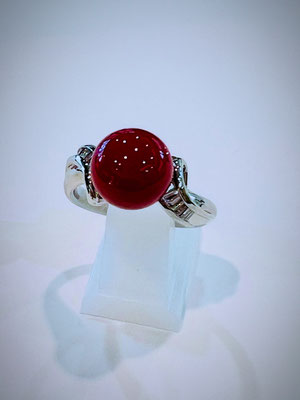 Pt血赤さんご・ダイヤリング　C：9.33mm　D0.11ct(バゲットカット）　地金重量：約6.3g　現行サイズ：13番　￥220,000（税込）
