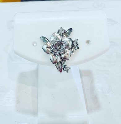 K18WGダイヤピンブローチ（花モチーフ）　D：0.09ct　縦：1.7cm　幅：1.5cm　￥65,000（税込）