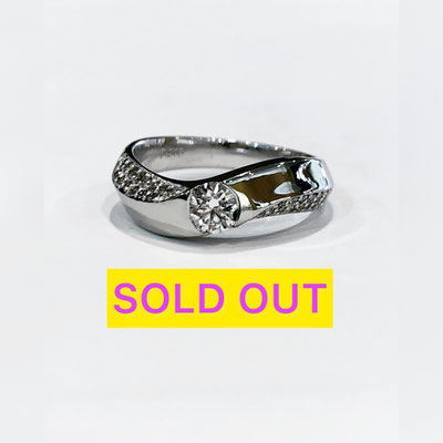Ptダイヤリング　D：0.313ct（F・SIｰ2・TEX）・0.14ct　現行サイズ：10.5番　￥275,000（税込）
