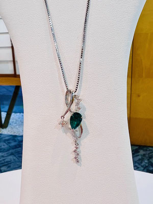 Ptエメラルド・ダイヤペンダント（ペアシェイプカット）E:0.64ct  D:0.26ct 45cmスライド式チェーン付　￥271,000（税込）