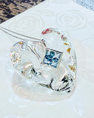 K18WGアクアマリンペンダント　Ａ：1.30ct（スクエアカット）　縦横：9.3ｍｍ　カットアズキ40cm付　￥89,000（税込）