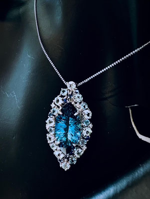 Ptブルートパーズ・アクワマリン・サファイア・ダイヤペンダント（コンケーブカット）BT：6.58ct　Ａ：1.38ct　S：0.18ct　D：0.04ct　縦：3.4cm　幅：1.67cm　45cmスライド式チェーン付　￥162,000（税込）