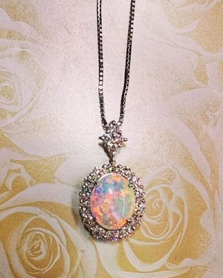 Ptオパール・ダイヤペンダント　Ｏ：1.53ct　Ｄ：0.86ct　トップ：2.2cm　￥323,000（税込）