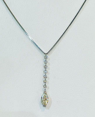 Ptダイヤペンダント　D：VLY・VS2・MQ・0.477ct　メレー：0.30ct　長さ：3cm　Φ0.7スライド式45cmベネチアン　￥220,000（税込）