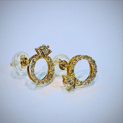 K18ダイヤピアス（リングモチーフ）　D：0.20ct　縦：1cm　幅：0.8cm　地金重量：0.720g　キャッチ留め式　￥67,000（税込)