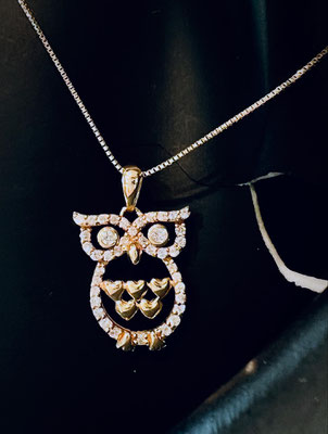 K18ダイヤペンダント（梟モチーフ）D：0.24ct　地金重量：2.95g　縦：2.1cm　幅：1.2cm　45cmスライド式チェーン付　￥140,000（税込）