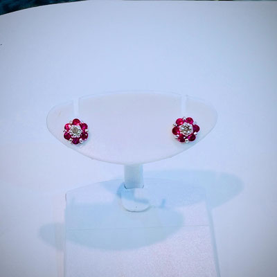 Ptルビー・ダイヤスタッドピアス（花モチーフ）R：0.18ct　D：0.02ct　直径：4.5mm 　キャッチ留め式　￥31,000（税込）
