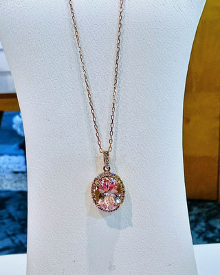 K18PGモルガナイト・ダイヤペンダント　M：1.55ct　D：0.20ct　地金重量：2.4g　アズキチェーン45cmスライド式　￥110,000（税込）