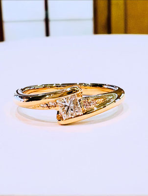 K18ダイヤファッションリング　D：G-SI-1･0.244ct・スクエアカット　0.03ct　地金重量：3.83g　現行サイズ：12番　￥198,000（税込）