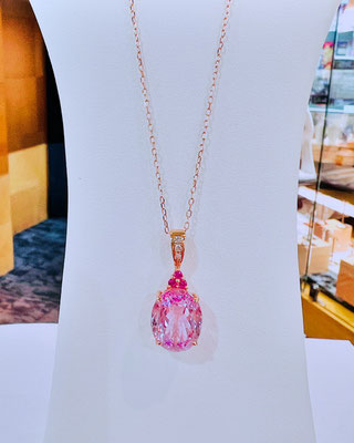 K18PGクンツアイト・ピンクサファイア・ダイヤペンダント　KN：5.80ct　PS：0.06ct　D：0.02ct　45cmスライド式アズキチェーン付　￥180,000（税込）