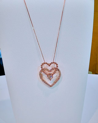 K18PGダイヤペンダント（ダブルオープンハート）　D：0.40ct　地金重量：3.15g　45cmスライド式チェーン付　￥162,000（税込）
