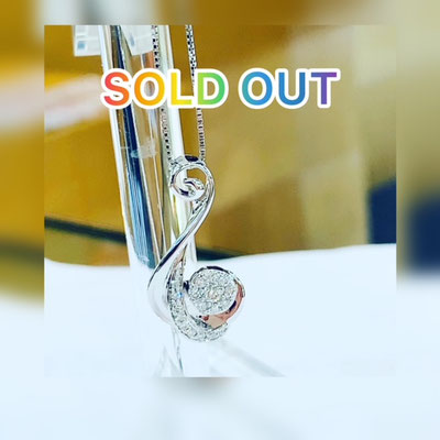 K18WGダイヤペンダント　D：0.25ct　トップ大きさ：約2.5cm×1.2cm　チェーンは45cmスライド式　トップ：￥85,000（税込）　チェーン：28,000円（税込）