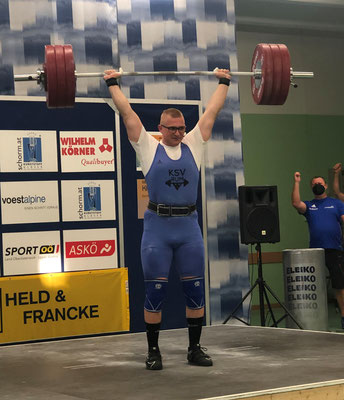 Julian mit 180 kg Stoßen 