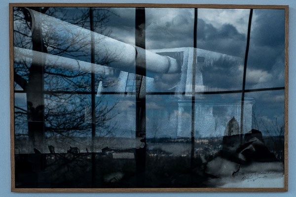 2020/2 © Peter Heck: Bedrohung (Spiegelung des Ausstellungsraums und der umgebenden Landschaft im Bild (Joy of melancholie (Michael Sasndle) im SkulturenparkWaldfrieden in Wuppertal)