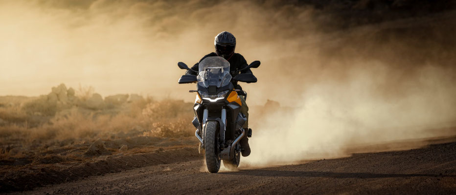 Moto Guzzi Stelvio - Promo - Ansicht Fahrt über staubige Schotterpiste