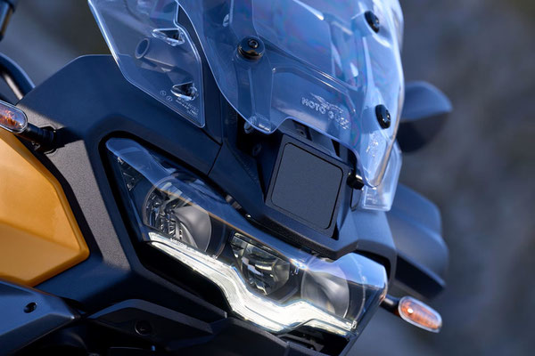 Moto Guzzi Stelvio PFF RAS Ansicht Radar Sensor vorne  über dem LED Scheinwerfer