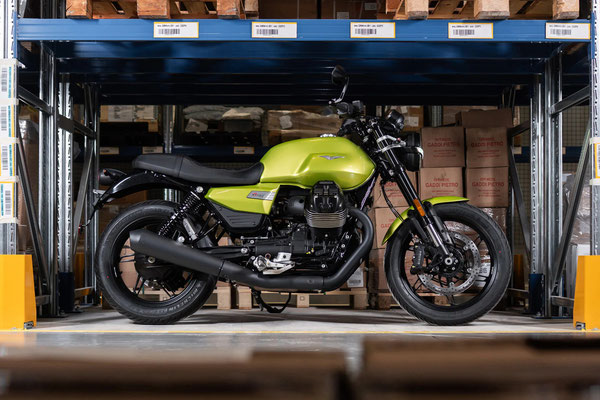 Moto Guzzi V7 Sport - Promo - Ansicht rechts in Lagerbühne